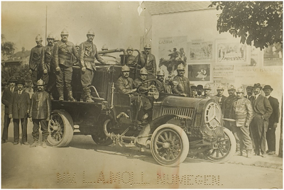 117855 Brandweermannen op een Dion Bouton sproeiwagen annex (hulp) brandspuit, waarbij J. v. Laarhoven uit Helmond, 1913