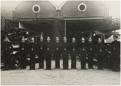 117858 Brandweer. Vaste kern in nieuwe uniformen (voor die tijd had de brandweer geen eigen uniformen). V.l.n.r.: v. ...
