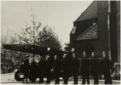 117859 Brandweer voor de St. Jozefkerk b.g.v. het huwelijk van een brandweerman, 09-12-1942