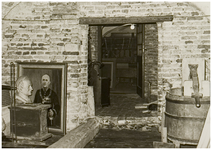 117950 Kasteel. (Interieur). Gedeelte van de Soldatenkelder, nabij de museumruimte in het kasteel. Links: een portret ...