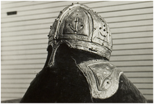 117954 Kasteel. (Interieur). Hier de afbeelding van de helm van de omgekomen soldaat in het Gemeentemuseum, z.j.