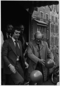 118227 Opemning van de voorjaarkermis door voetballer Willy van der Kuylen en wethouder Van Alphen, 22-04-1976