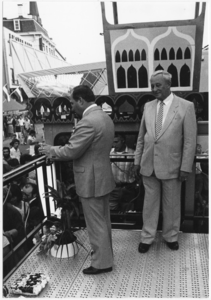 118251 Opening van de Helmondse kermis 1982. Links Dhr. Donks, de voorzitter van de bond van kermisexploitanten, bij ...