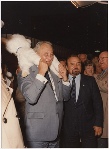 118270 Opening kermis. Burgemeester Geukers in actie, 1980