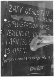 118302 Kermis 1968. Dit bord word tijdens de kermis in 1968 geplaatst voor het tankstationnetje voor garage van de ...