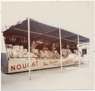 118306 Kermis. Nougatkraam. Van Tiny Paashuis uit Vught op een kermisterrein, 1969