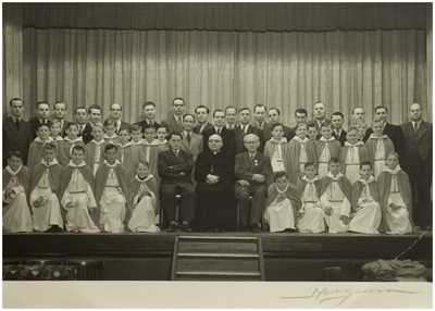 118402 Kerkkoor Onze Lieve Vrouwenparochie. Zittend midden van links naar rechts: organist/componist Jan Vermulst; ...