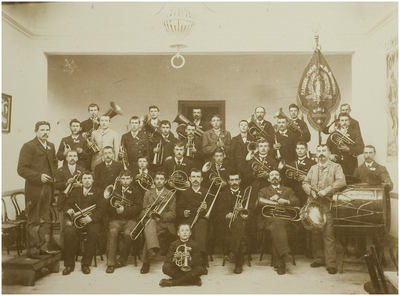 118433 Fanfarecorps van de Koninklijke Nederlandse Machinefabriek v/h E.H. Begemann, het latere Helmonds Muziek Corps ), 1895