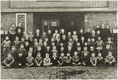 118459 Jongens van het koor van de St. Jozefschool o.l.v. Th. Driessen ( rechts ) die de Ward - methode volgden, 11-1932