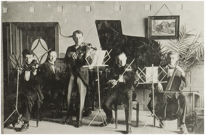 118535 Orkest. Van links naar rechts : Piet van Bokhoven ( viool ), Bouke Rodenburg ( piano ), Ferd Rikkers ( viool ), ...