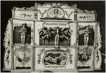 118543 Molenstraat. Draaiorgelmuseum. Een van de orgels : De Blauwe Trom. Op het orgel onderaan v.l.n.r. afbeeldingen ...