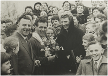 118576 Atheliekclub H.A.C. Nederlandsveldloopkampioenschap 1955. Bert van der Horst, W. van Zeeland en Fanny ...