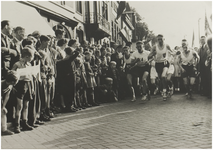 118577 Atletiekclub H.A.C. Stadsloop 1954. Hier de deelnemers gekiekt op de Markt. V.l.n.r. onbekend, onbekend, L. ...