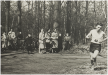 118581 Atletiekclub H.A.C. Warandeloop 1951. Hier P. van der Horst in actie in de Warande, 1951