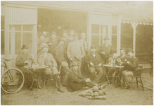 118651 Kegelclub van Societeit Gezelligheid. Gevestigd achter de Veestraat. Aan tafel : 2e van links August Sassen, 1905