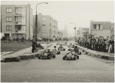 118667 Skelterrace rondc het Adelaarsplein, gezien vanuit de Vinkelaan met gezicht op de Fazantstraat, 07-04-1980