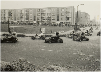 118680 Skelterrace rond het Adelaarsplein, gezien vanuit de Vinkelaan. Geheel rechts de inkijk in de Fazantstraat, 07-04-1980