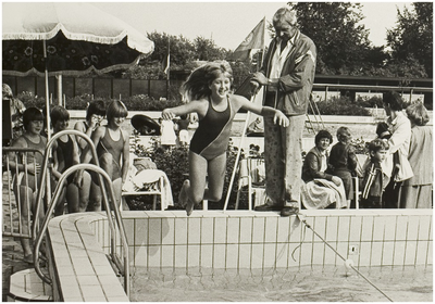 118970 Het in het water springen door Nancy Goossens tijdens de zwemvierdaagse in zwembad De Wissen. Met links Ester ...