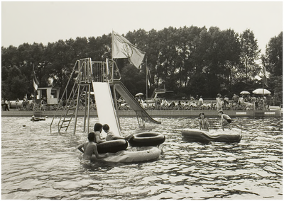 118972 Zwemvierdaagse. Enkele spelactiviteiten voor de jeugd bij de opening, 23-07-1982