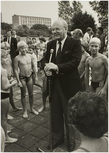 118973 Zwemvierdaagse. Opening door wethouder P. van Alphen, 23-07-1982