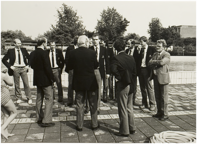 118978 Zwemvierdaagse. Opening door wethouder P. van Alphen, en spelers van Helmond - Sport , 23-07-1982