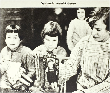 119029 Liefdesgesticht St. Aloysius Markt. Spelende weeskinderen, 22-12-1938