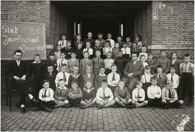 119264 Een klassenfoto van de St. Jozefsschool (Tolpost). Bovensterij v.l.n.r. : V. Wetten, Warmerdam, v.d. Berk, ...