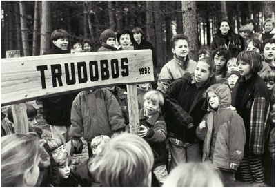 119453 Het planten van een bos door de kinderen van de 4 school / St. Trudoschool, ter gelegenheid van het 60-jarig ...