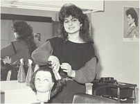 119561 Heistraat. Kappersvakschool Hair. Tweejarige opleiding voor allochtone meisjes, 01-02-1985