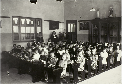 119572 Een klassenfoto: Klas 1 van de St. Theresiabewaarschool (Kluisstraat), 1926