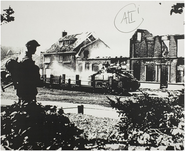 119584 Oorlogsschade : een Sherman-tank voor de uitgebrande huizen van de families Van Hoek en Eijsbouts, 22-09-1944