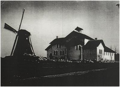 119593 Ommel. ( Gemeente Asten ). Links : de Windmolen, rechts : de Noodkerk van Ommel, z.j.
