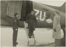 119609 Bakel / Venray. Landing van het eerste vliegtuig ( Dakota ) op het vligveld de Peel . Luitenant Generaal ...