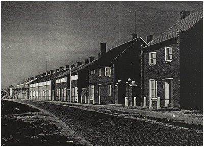 119628 Deurne. Een der nieuwe woonwijken te Deurne, breed en ruim aangelegd ( door Peter Vink ), 07-1955