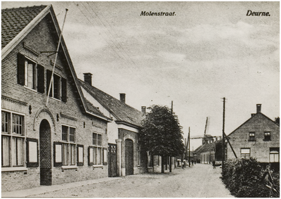 119681 Deurne. Molenstraat, gezien vanuit de Markt, met op de achtergrond de windgraanmolen, z.j.