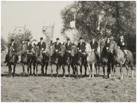 119688 Kampioensfoto van leden van Rijvereniging Rust Roest na afloop van het Nationale Concours Bond van de Bond van ...