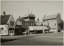 119698 Deurne. Markt, met o.a. de toegang naar de Stationstraat, foto genomen vanaf het Raadhuis. Midden Cafè - ...