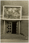 119711 Vlierden. Hoofdingang van de Parochiekerk aan de Pastoriestraat, boven de ingang het kunstwerk wervaardigd door ...