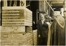 119724 Gemert. Pastoor Strijbosch legt de eerste steen voor de nieuwe kerk van de H. Gerardus Majella op de Berglaren, ...