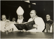 119728 Mgr. W. Mutsaers heeft Zondag j.l. de kerk van de Heilige Gerardus Majella aan de Berglaren te Gemert ...