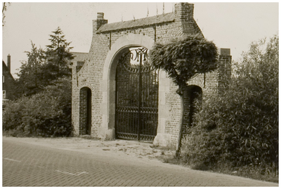 119773 Binderen. Poort van Binderen staande te Lieshout, 1959