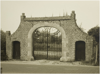 119775 Binderen.Klooster. Poort. Staande te Lieshout, 06-1959