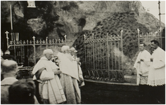 119777 Maria - Hout. Inzegening van de Maria - grot door Mgr. Smets en deken Rath van Helmond, 30-05-1935