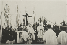 119779 Maria - Hout. Inzegening van de Maria - grot van Lourdes door Mgr. Smets en deken Rath van Helmond, 30-05-1935