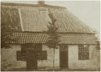 119931 Marktstraat Mierlo. Opschrift boven de deur. Dit huis is beridt welvoor eene tijdt maar niet voor eeuwigheid, ...