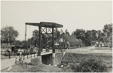 119943 Someren. De ophaalbrug nabij Sluis 11 met rechts daarvan het destijds genoemde dodenkruispun t aan de N. 266 ...