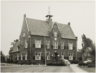 119968 Someren. Het gemeentehuis van Someren, voor zijde ( rechts ) voor de verbouwing, welke in 1981 gereed is gekomen, z.j.