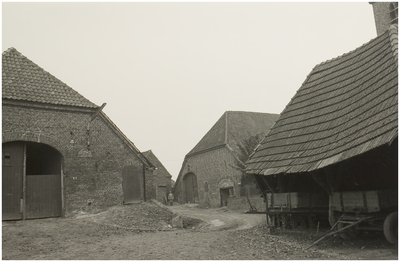 119989 Hanselaer ( Duitsland ) Boerderijen - rondom de kerk, 05-11-1984