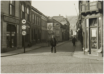 120456 Ameidestraat. Gezien vanuit de Molenstraat. De fa. Dirks op de hoek Zuid-Koninginnewal/Ameidestraat verder de ...