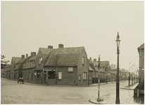 120497 Tolpostplein / Tolpoststraat. ( later omgedoopt in Pastoor van Leeuwenstraat ) en Prins Karelstraat. Links de ...
